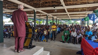 Brian Rex Davis addressing a crowd of ministers in Nigeria